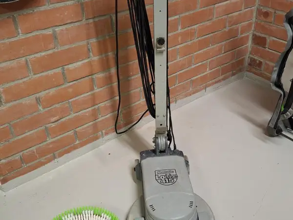 Ammattikäyttöön tarkoitettu lattian hoitokone NUMATIC LOline 415