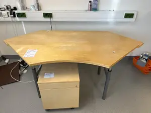 TYÖPÖYTÄ + LAATIKOSTO (nro 220) tila E1 Fysiatria 071