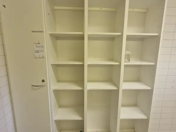 Hyllykkö ja kaappi (nro 49) tila 1. Huone 6.