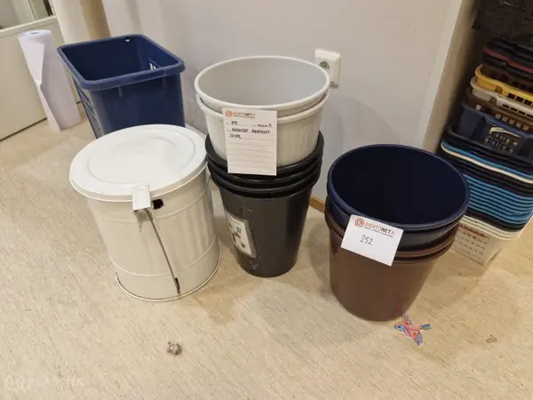 Muoviset roskikset 10 kpl (nro 252) tila 1. Aula 5