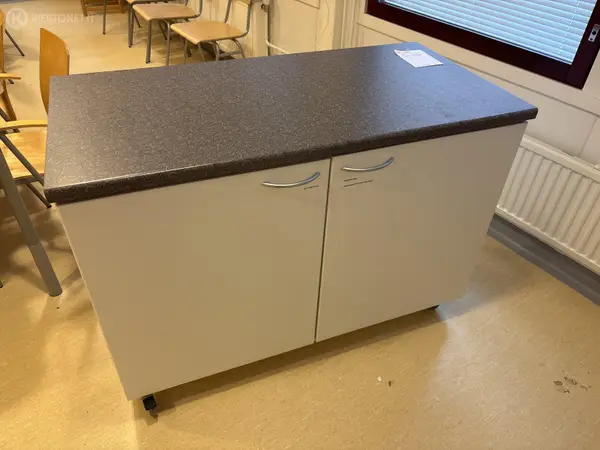 Kaappi pyörillä (nro 285) tila 1. Huone 30