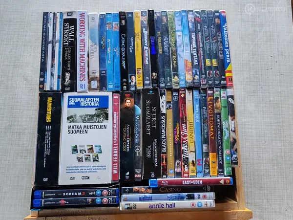 Laaja kokoelman DVD- ja Blu-ray-elokuvia sekä dokumentteja. nro PR 10