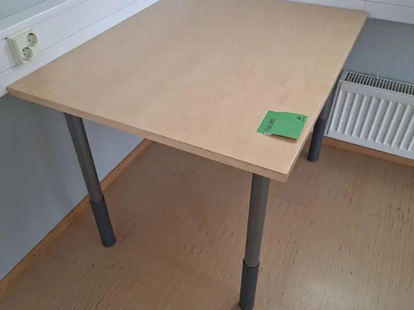 Sivupöytä tai pieni ruokapöytä