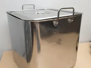 Ruostumatontaterästä astia