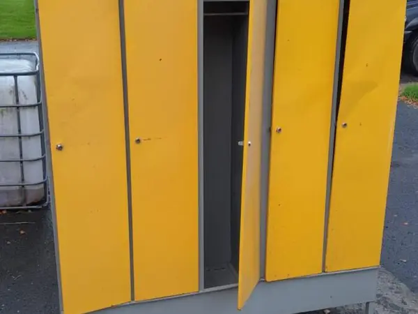 Peltinen vaatekaappi