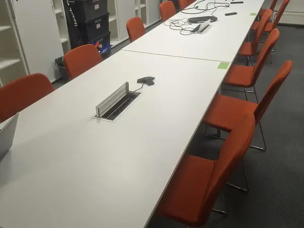 Neuvotteluhuoneen pöytä, valkoinen