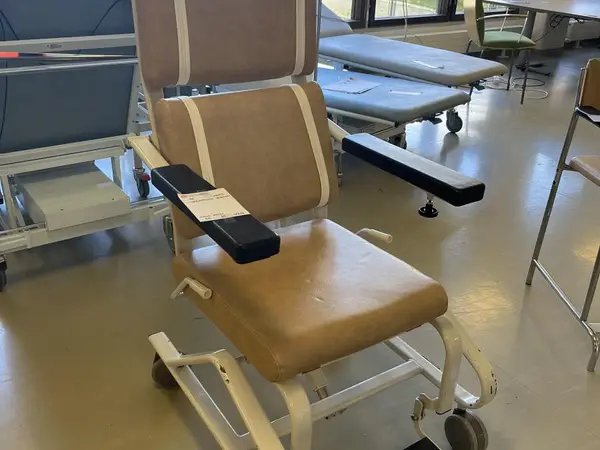 Geriatrinen hoitotuoli Merivaara (nro 98) tila E2 Aula Odotus