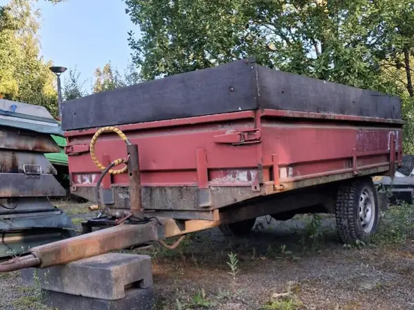 Tuhti traktorin peräkärry kipillä