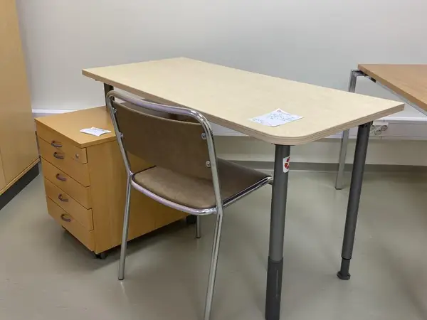 Pöytä + Tuoli + Isku Laatkosto (nro 152) tila E2 Kipupoliklinikka 101