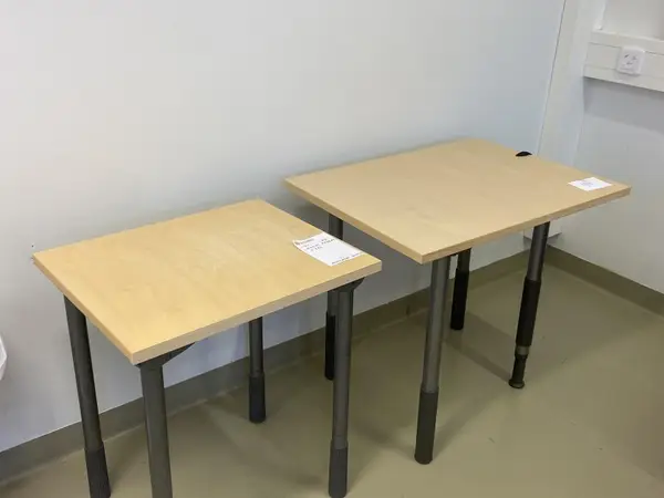 Pienet pöydät 2 kpl (nro 184) tila F2 Yhtymähallinto 031