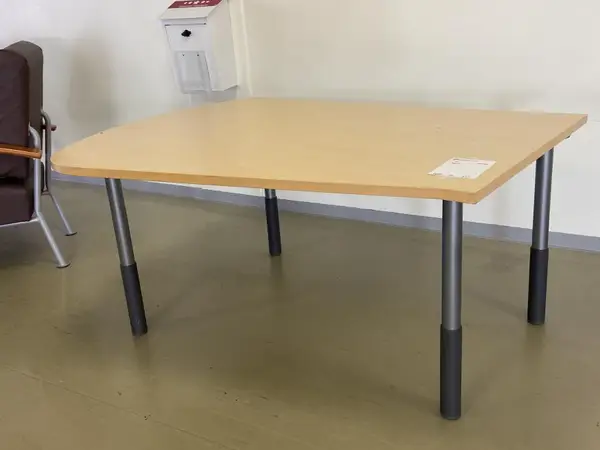 Pöytä (nro 14) tila E2 Aula Odotus