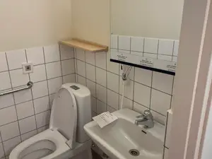 WC-kalusteet (nro 296) tila D4 015