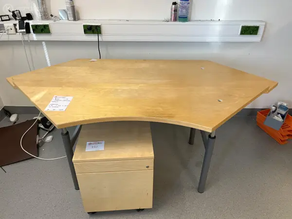 TYÖPÖYTÄ + LAATIKOSTO (nro 220) tila E1 Fysiatria 071
