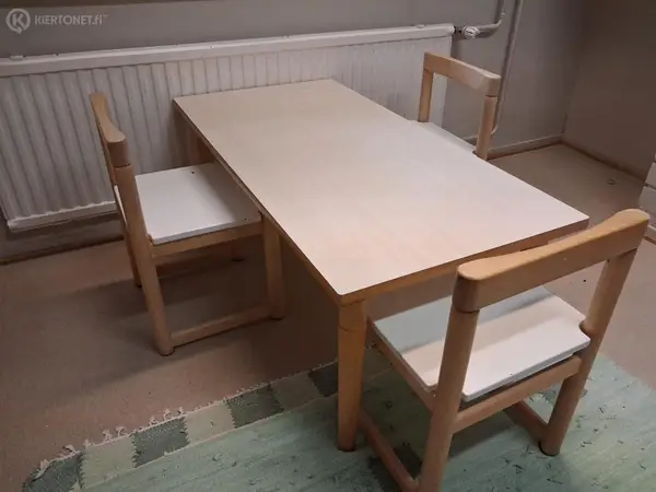 Lasten pöytä ja 3 kpl tuoleja (nro 4.)
