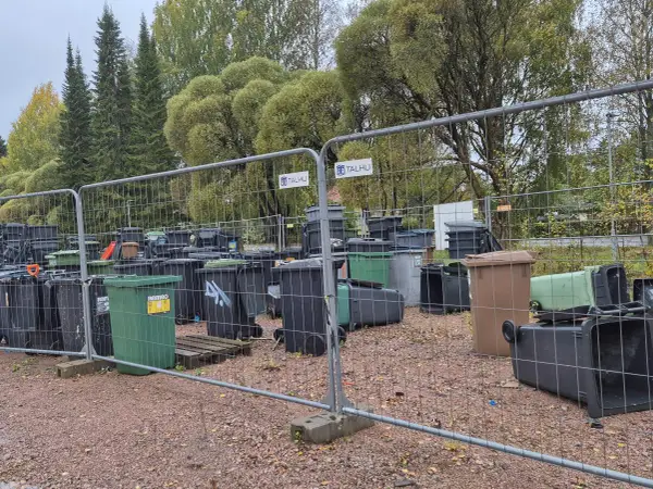 Jäteastioita noin 130 kpl
