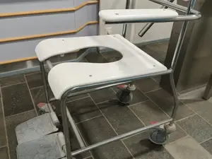 Suihku-/wc-tuoli pyörillä