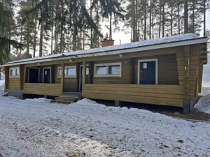 Hirsirunkoinen rakennus purettavaksi ja pois siirrettäväksi