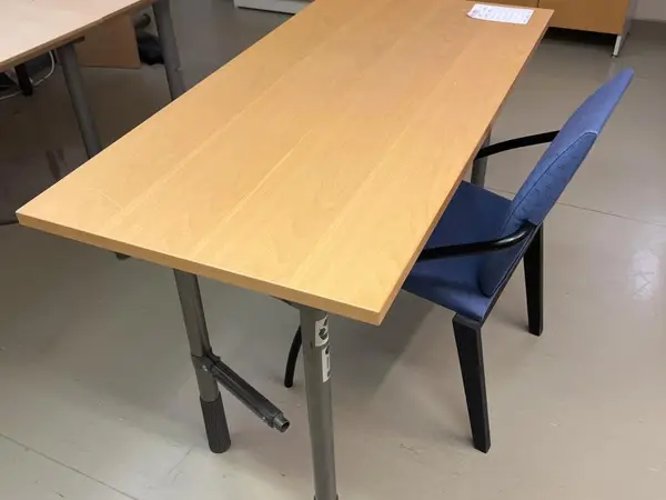 Pöytä + tuoli (nro 193) tila D1 Leiko 062