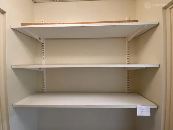 Hyllyt kiskoilla 2 kpl (nro 180) tila F2 Yhtymähallinto 032