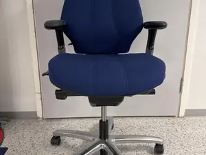 Martelan sininen työtuoli (nro 45) tila S2 Aula