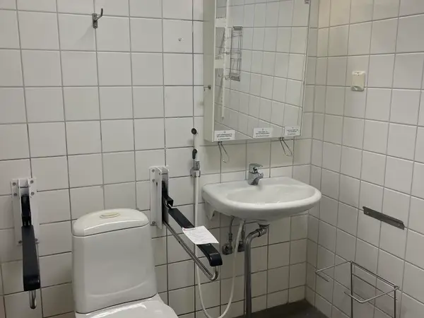 INVA-WC-KALUSTEET (nro 193) tila D5 031