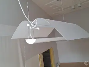 Akustiikkapaneeli + alasvalo, aalto‑paneeli