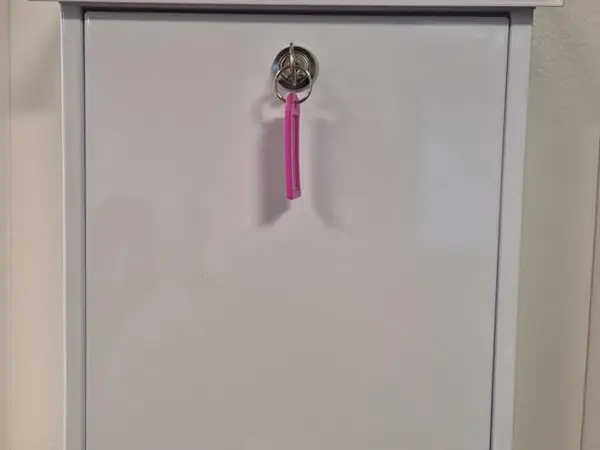 Pieni peltinen postilaatikko (nro 36) tila S2 Aula