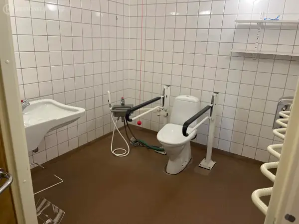 INVA WC -kalusteet (nro 266) tila D4 009
