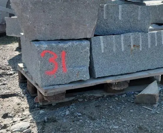 Kurun harmaata graniittia ns. "RÄÄPPIKIVEÄ" Erä 31 eurolavalla