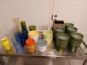 Sekalainen setti lasi-, posliini, ym. tavaraa