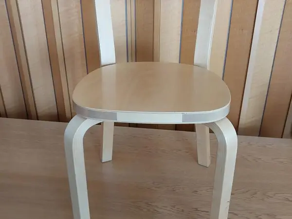 Kuvan mukaiset Artek-tuolit
