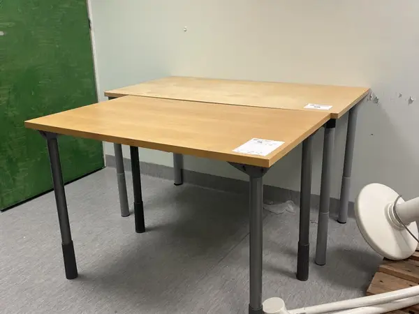 Pöydät 2kpl (nro 327) tila E1 Röntgen 142