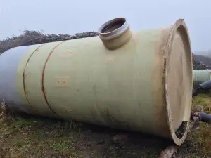 Pumppauskaivo, sähkökaappi ja vesipumppuja