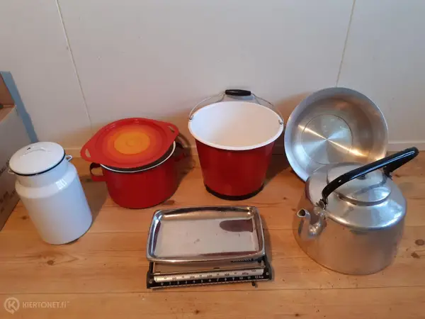 Mm. retro emaliastioita (Finel) ja muuta keittiötavaraa