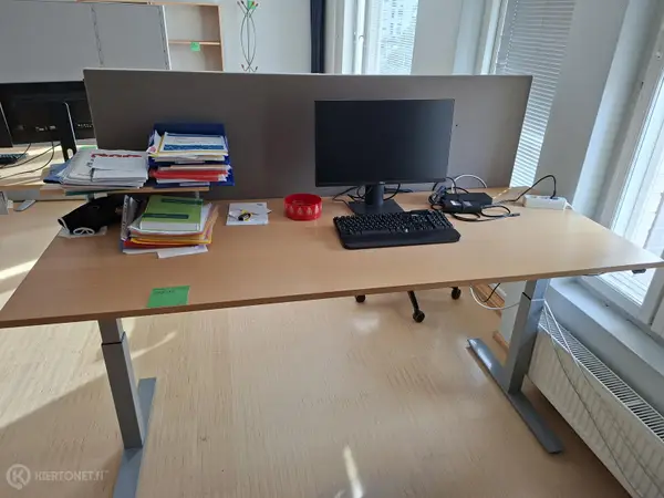 Sähköpöytä sermillä