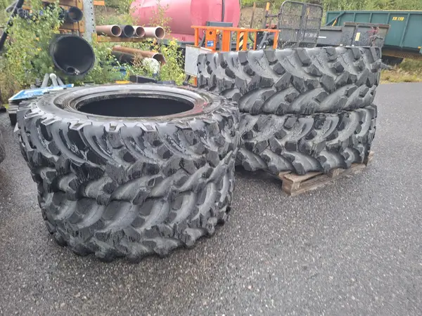 4kpl Traktorin renkaita 520/70R38 ja 420/70R28 (erä2)