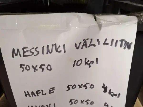 Hausjärven vesihuoltolaitokselta yli jääneitä tarvikkeita, Laatikko 17