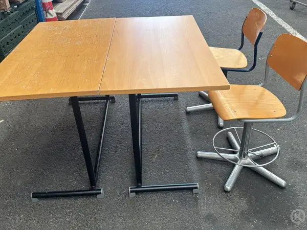Kaksi tuolia ja kaksi työpöytää (2105)
