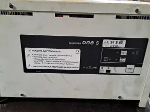 Charger One s E 24 S 50 -akkulaturi. nro KH14