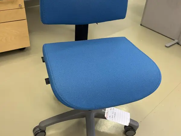 ISKU TYÖTUOLI (nro 185) tila F2 Yhtymähallinto 031