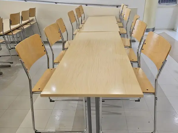 Kaksi pöytää A, harmaat jalat