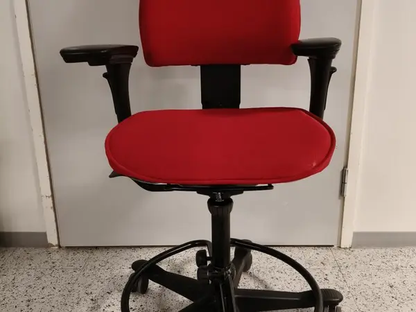 Kinnarps työtuoli punainen (nro 91) tila S2 Aula