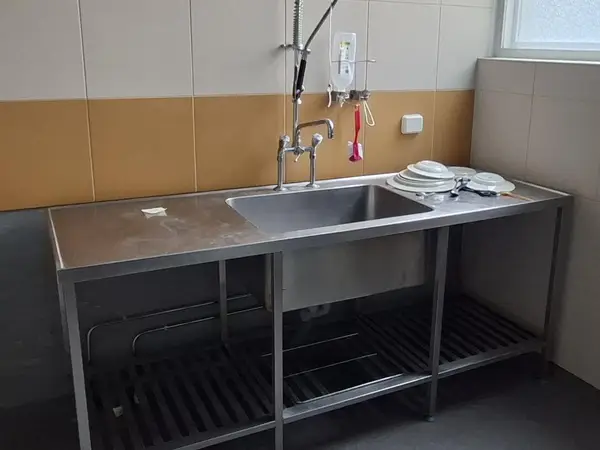 Tiskipöytä esipesusuihkulla