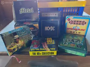 Erilaisia musiikkibokseja ja kokoelmia AC/DC Backtracks, The 60's Collection ym. nro PR 15