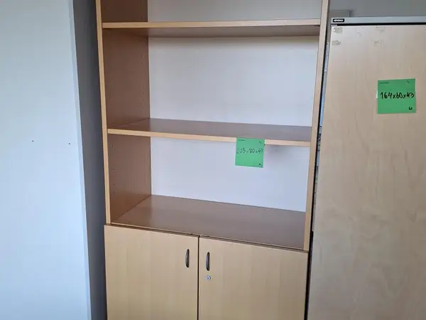 Isku kirjahylly lukittavalla kaapilla