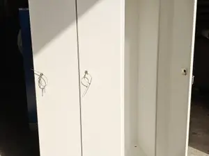 Metallinen pukukaappi