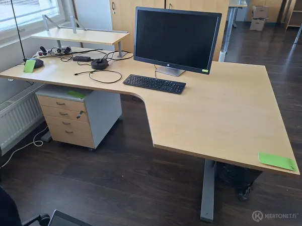 Iso sähköpöytä
