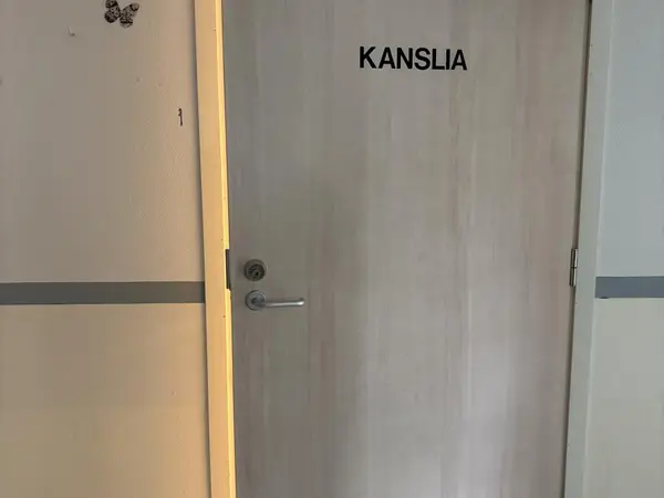 Osastoiva ovi + karmit (nro 50) tila 1.krs Kanslia