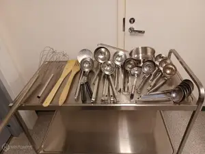 Sekalainen setti kauhoja ym. keittiötyövälineitä