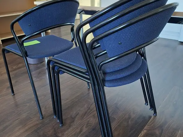 Pinottavat siniset ruokapöydäntuolit